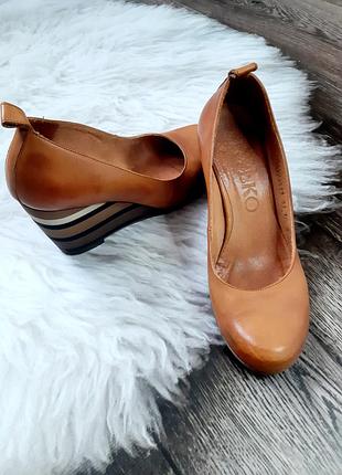 Туфлі шкіряні на танкетці