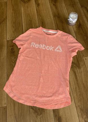 Яскрава футболка від reebok
