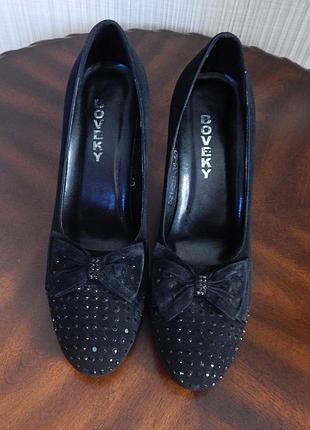 Черные туфли на высоком каблуке