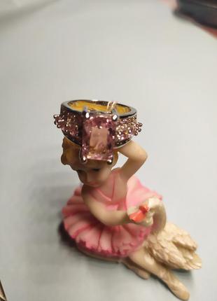 Интересное кольцо с розовым камнем