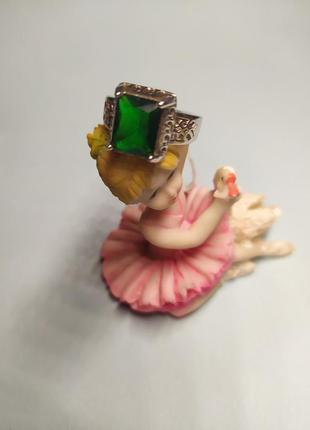 Необычное кольцо с зелёным камнем