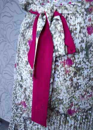Новое  разноцветное платье миди от waggon paris с открытыми плечами, юбкой плиссе, под пояс. р.38.5 фото