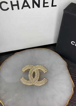 Брендовая брошь с жемчугом