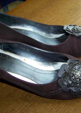 Шоколадные натуральные замшевые туфли с цветком 39р стелька 26 см5 фото