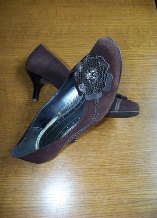 Шоколадные натуральные замшевые туфли с цветком 39р стелька 26 см6 фото