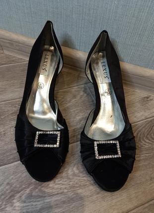 Шикарні атласні туфлі на низькому зручному каблуці 39 р.🖤