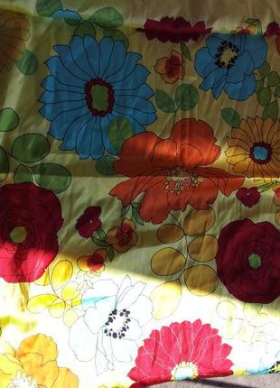 Яркий платок в цветы1 фото