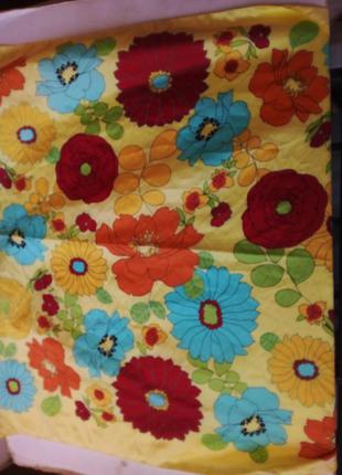 Яркий платок в цветы2 фото