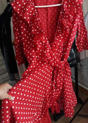 Червоне стильне плаття в горох на запах5 фото