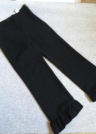 Брюки чорні вкорочені жіночі брюки з рюшами zara - xs,s.