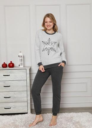 Теплый женский костюм с шерстяной кофтой