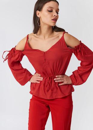Червона блуза з відкритими плечима