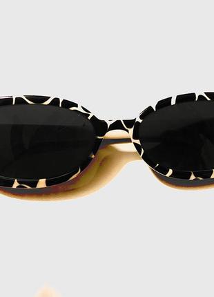Женские овальные солнцезащитные очки в пластиковой оправе3 фото