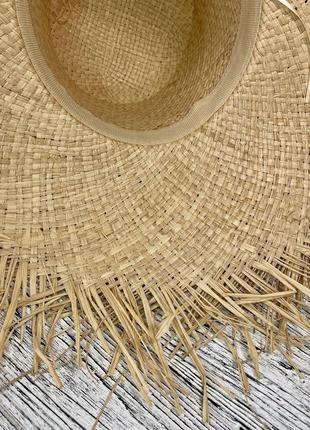 Шляпа солнцезащитная соломенная женская с бахромой и широкими полями светло - бежевая4 фото