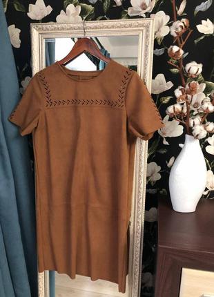 Стильное замшевое платье promod, из нубука коричневое1 фото
