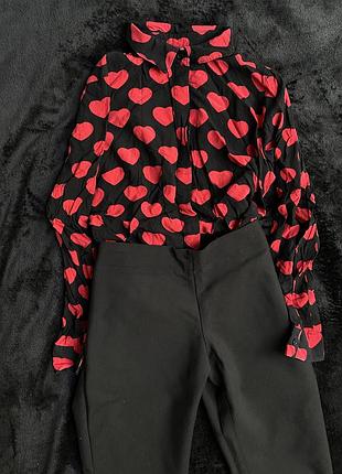 Сорочка з сердечками і чорні штани