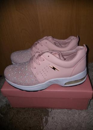 Женские кроссовки