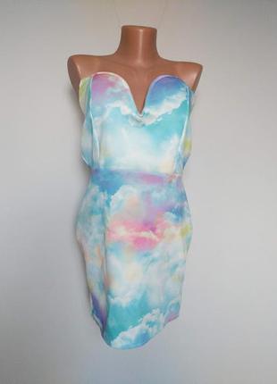 Яркое платье бандо с вырезом .