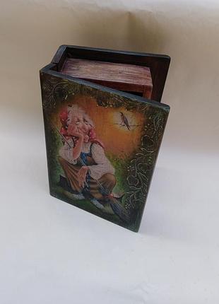 Ключница настенная,, книга ''