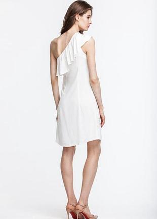 Платье белое на одно плечо must have