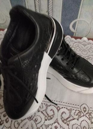Женские кроссовки