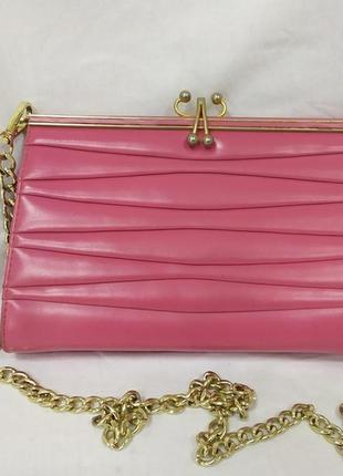 Винтажная розовая сумочка с длинной ручкой цепочкой.