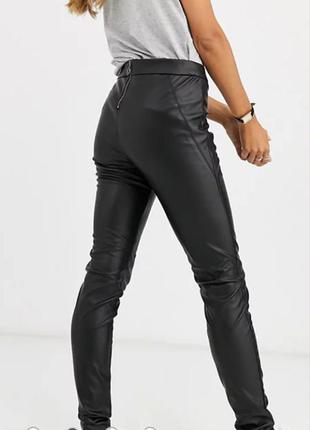Актуальные стрейчевые брюки леггинсы из экокожи vero moda