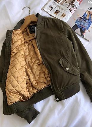 Женская куртка бомбер утеплённая bershka premium