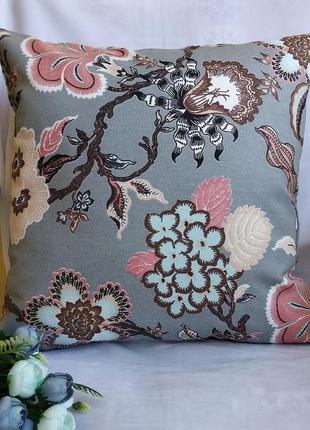 Декоративная серая наволочка с крупными  цветами 40*40 см с плотной ткани