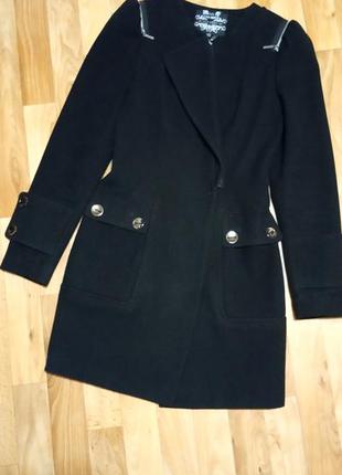 Стильное кашемировое пальто-косуха с молниями на плечах1 фото