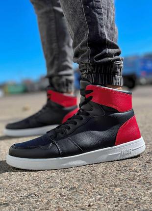 Чоловічі високі чорні з червоним демісезонні кросівки під бренд 🆕 недорогі кросівки2 фото