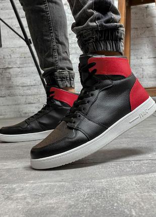 Чоловічі високі чорні з червоним демісезонні кросівки під бренд 🆕 недорогі кросівки1 фото