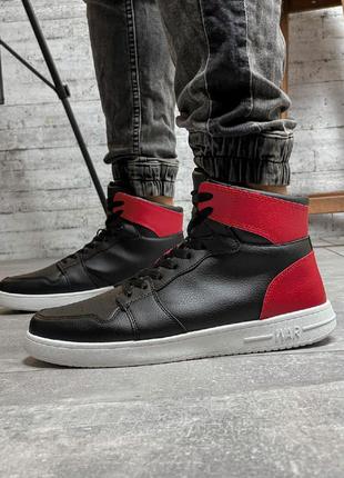 Чоловічі високі чорні з червоним демісезонні кросівки під бренд 🆕 недорогі кросівки10 фото