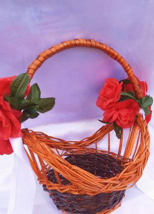 Корзинки плетеные из лозы для лепестков роз на свадебную церемонию4 фото