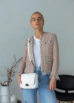 Біла маленька стьобана сумочка на ланцюжку