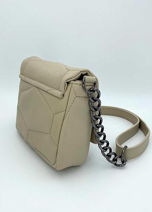 Бежева маленька сумка на ланцюжку5 фото