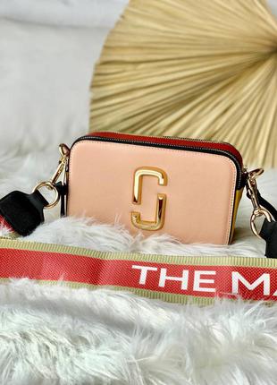 Marc jacobs pink/red женская миленькая пудровая розовая брендовая сумочка с дополнительным ремешком тренд жіноча маленька бежева стильна сумка2 фото