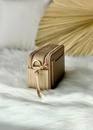 Marc jacobs snapshot gold жіноча стильна брендовий золота сумочка з ремінцем тренд жіноча маленька золота модна сумка3 фото