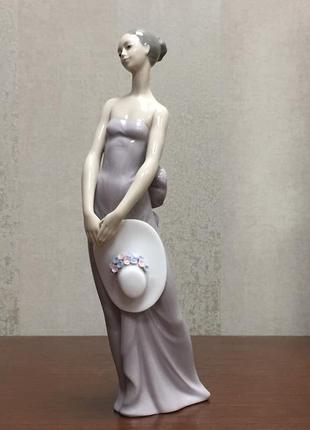 Фарфоровая статуэтка lladro «подружка невесты».1 фото