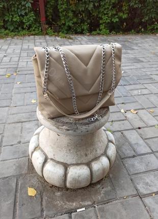 Бежевая стёганая сумочка на цепочке, бежева стібана сумка на ланцюжку5 фото