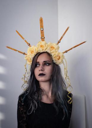 Корона с шипами и розами