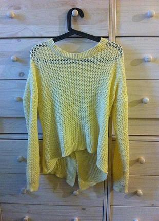 Стильный свитер с интересной спинкой