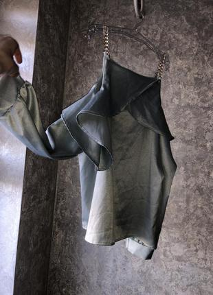 Блуза атласная блузка с открытыми плечами нежно голубого цвета