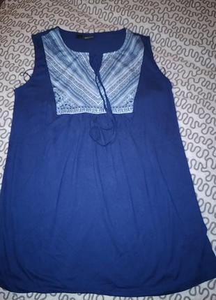 Футболка женскаяс орнаментом вышивки.