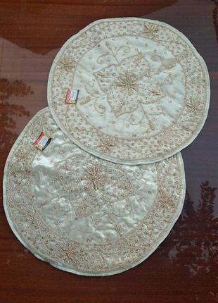 Скатертина. дубаї. діаметр 42см. дві одним лотом.