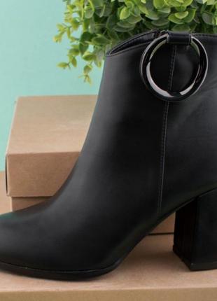 Стильные черные осенние деми ботинки ботильоны на широком устойчивом каблуке