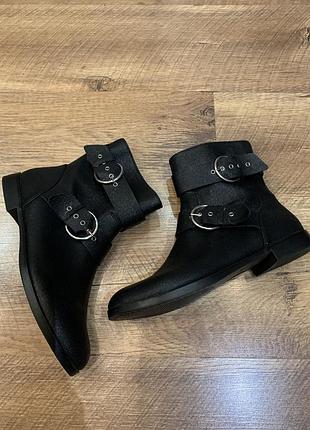 Жіночі черевики zara