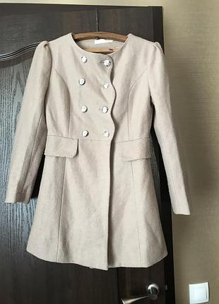 Бежеве вовняне пальто з красивими гудзиками в ідеальному стані розмір s