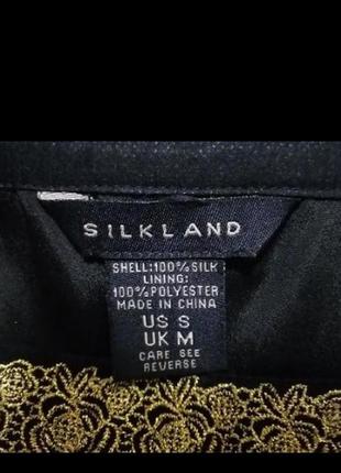 Чорна шовкова блуза на підкладці з золотою вишивкою3 фото