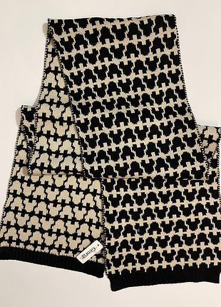 Очень красивый и стильный брендовый вязаный тёплый двухсторонний шарф mikki mouse.